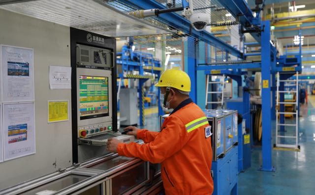搶工期搶市場 富通光通信全產業鏈生產基地春節趕工忙